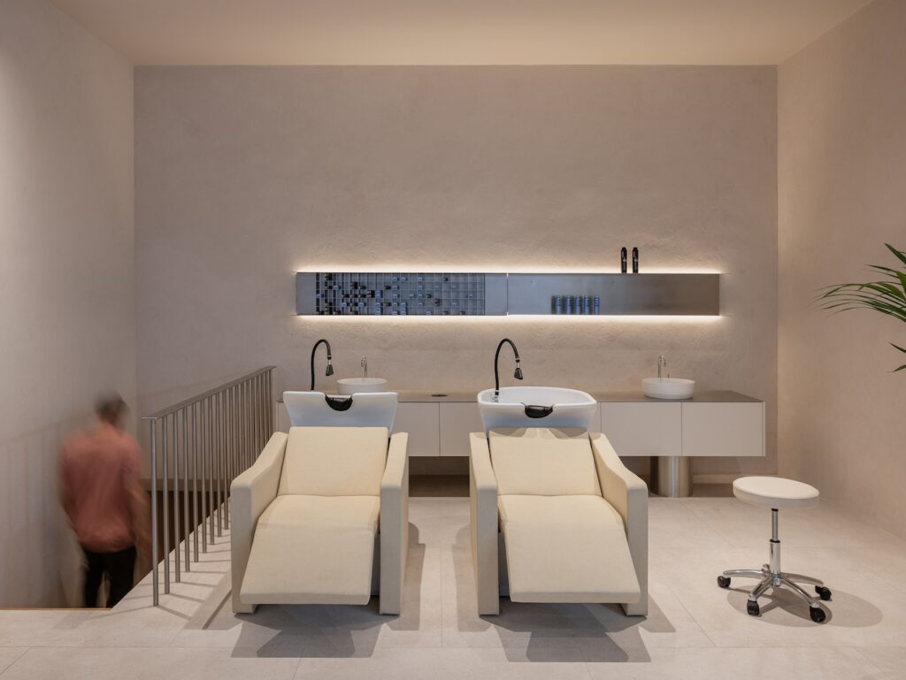 circlé hair salon in Bratislava with stainless steel shelves by inox système